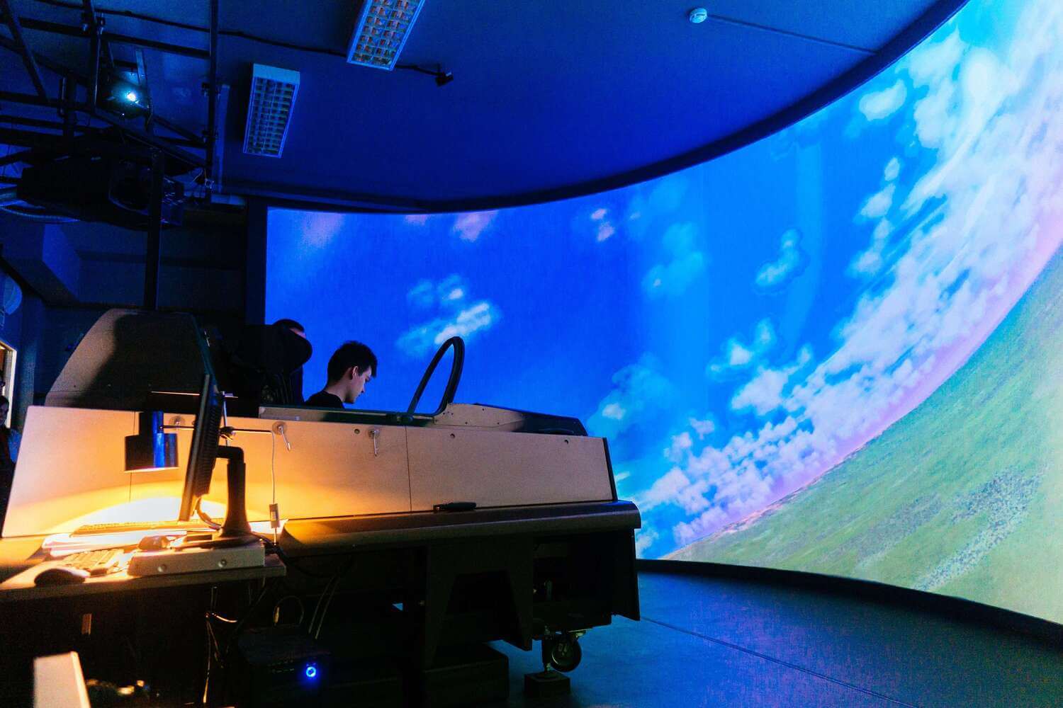 На уникальных подвижных пилотажных стендах лаборатории «Пилотажные стенды и система «самолёт-лётчик» можно совершить виртуальный полёт, овладеть начальными навыками пилотирования, попробовать себя в роли пилота воздушного судна.
