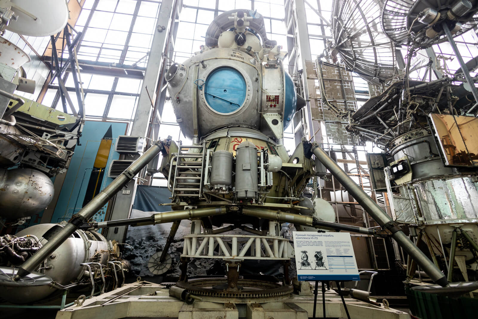 Посадочный лунный модуль 11Ф94, космический корабль «Союз», российская автоматическая межпланетная станция «Марс-96» и другие уникальные образцы ракетно-космической техники находятся в Центре.