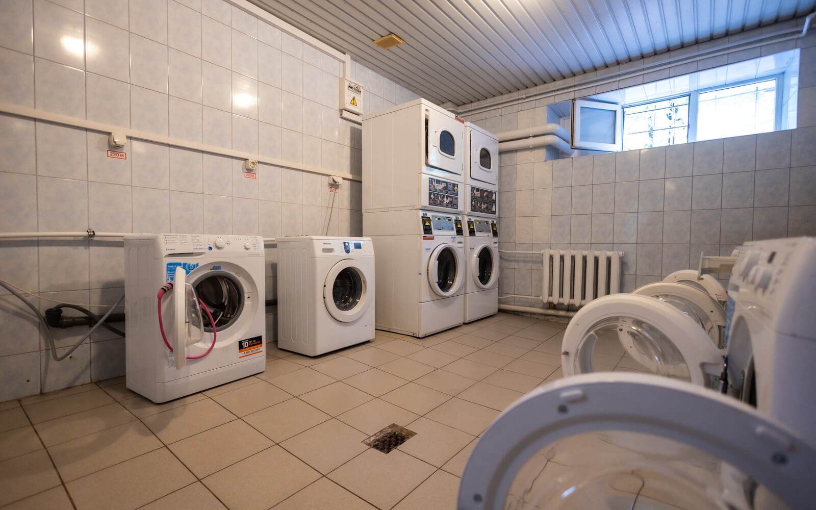 Прачечные в общежитиях оборудованы современными стиральными и сушильными машинами, чтобы студенты могли легко ухаживать за своей одеждой.