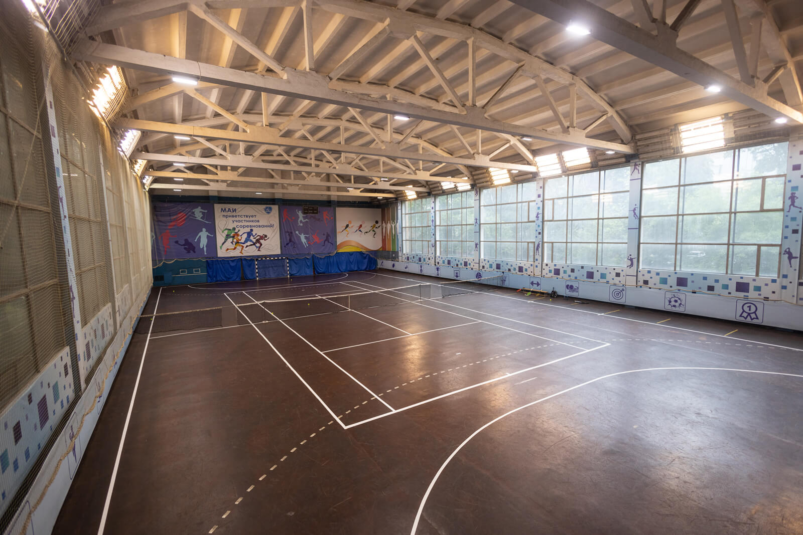 В спорткомплексе есть зал для игры в минифутбол, где проходят тренировки сборной команды МАИ по минифутболу.