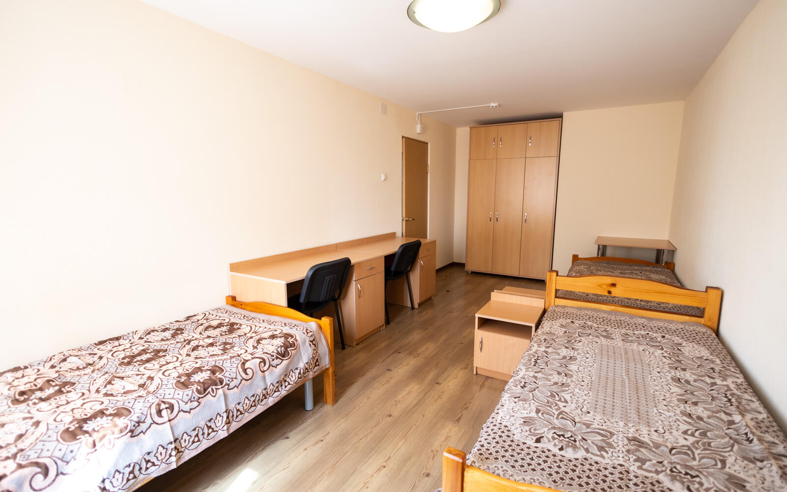 Комнаты в общежитиях оборудованны всем необходимым для комфортного проживания студентов.