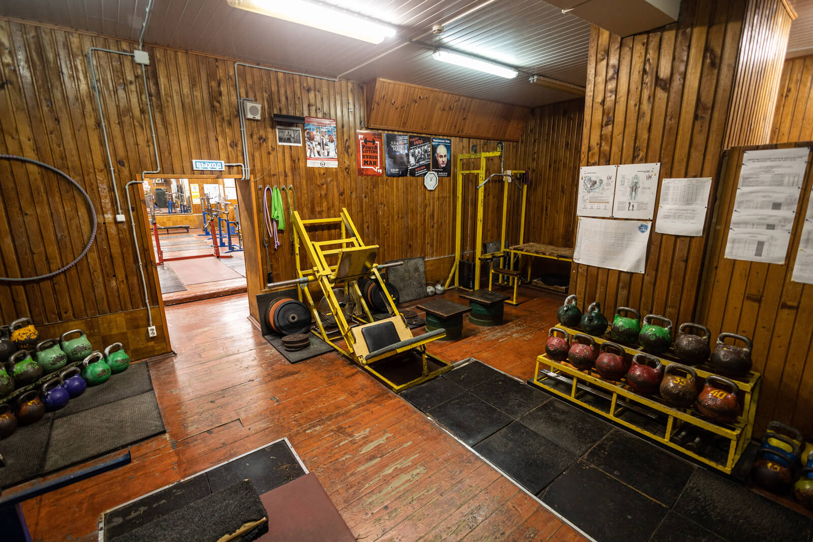 Зал тяжёлой атлетики оборудован необходимыми тренажёрами для совершенствования своей физической формы.