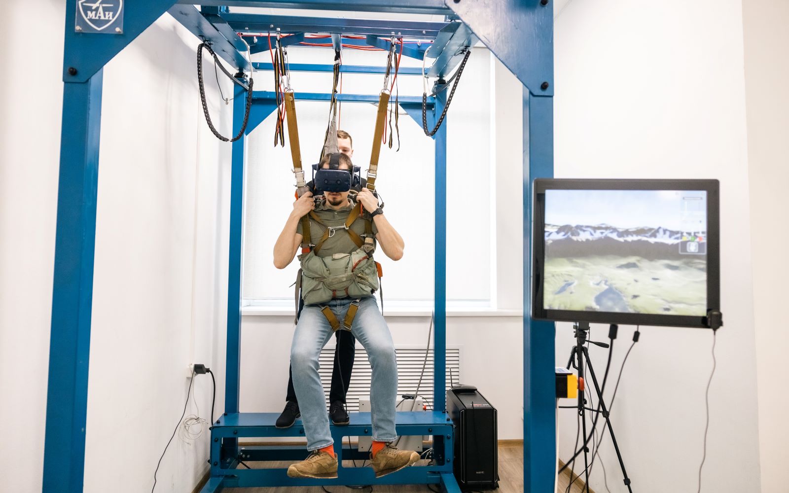 Тренажёр парашютного прыжка с системой виртуальной реальности.
