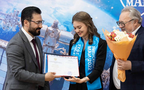 Заместитель главы Роскосмоса вручил дипломы выпускникам МАИ